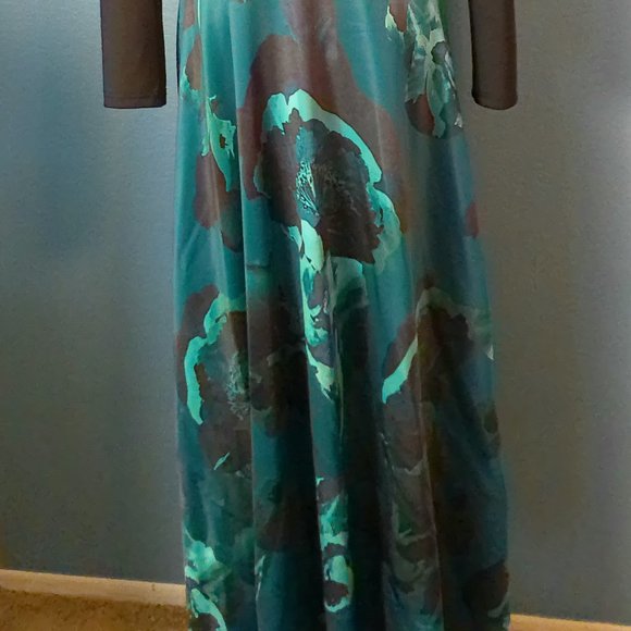 Beautiful Full-length Dress. Never worn. Only $9! - Picture 2 of 3